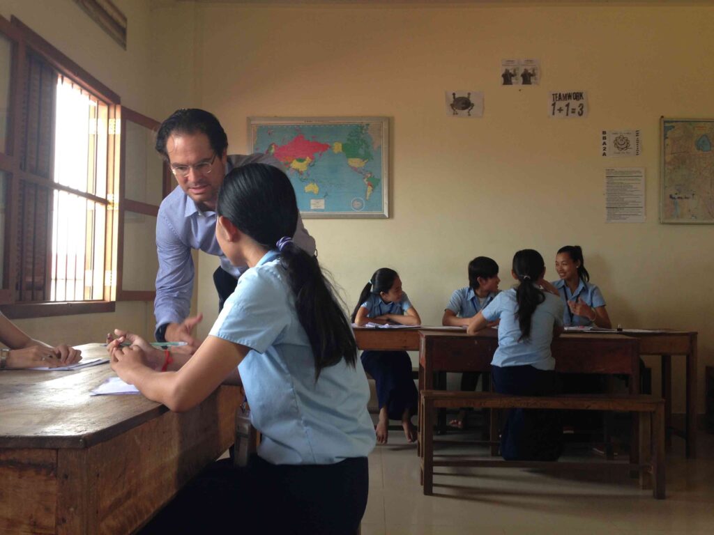 Stefan Gröschl working with business school students at the NGO Pour un sourir d’enfant in Phnom Penh, Cambodia.